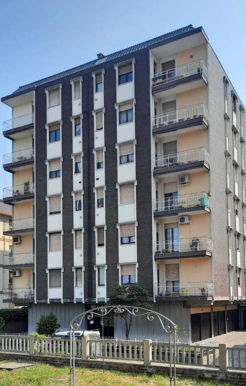 Appartamento in vendita a Oleggio, 4 locali, prezzo € 150.000 | CambioCasa.it
