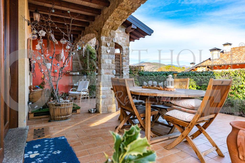 Villa in vendita a Montano Lucino