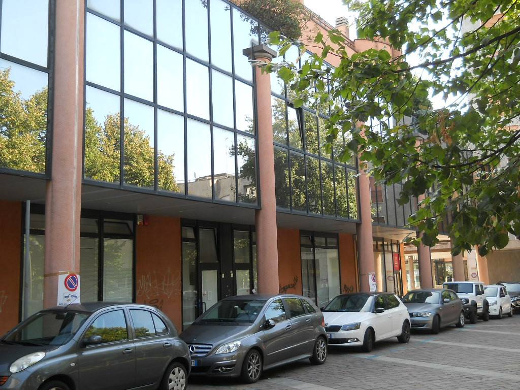 Ufficio / Studio in affitto a Saronno, 6 locali, prezzo € 5.000 | PortaleAgenzieImmobiliari.it