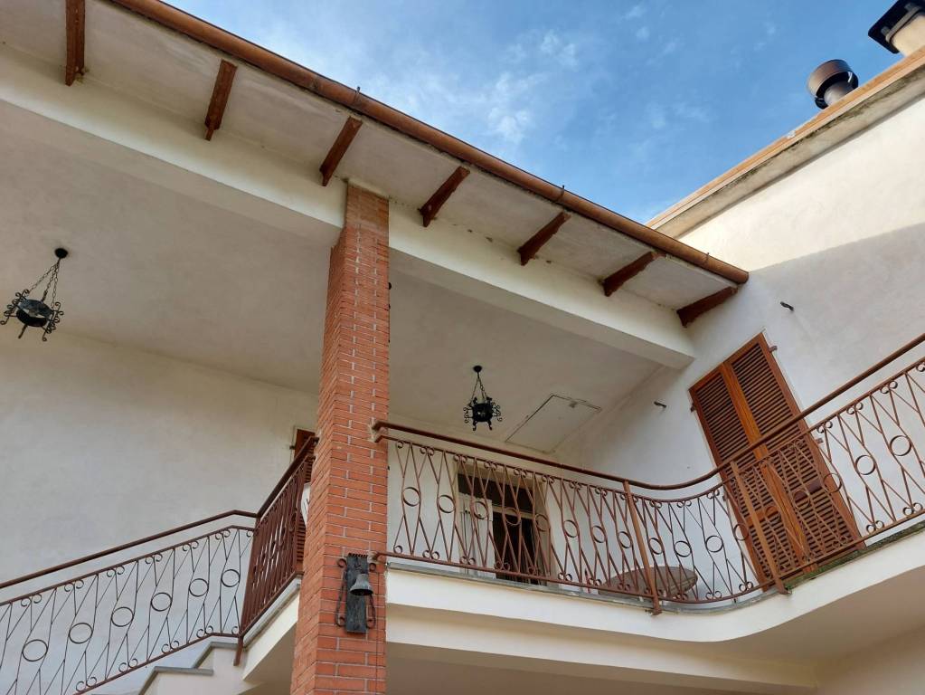 Appartamento in vendita a Spoleto, 6 locali, prezzo € 95.000 | PortaleAgenzieImmobiliari.it