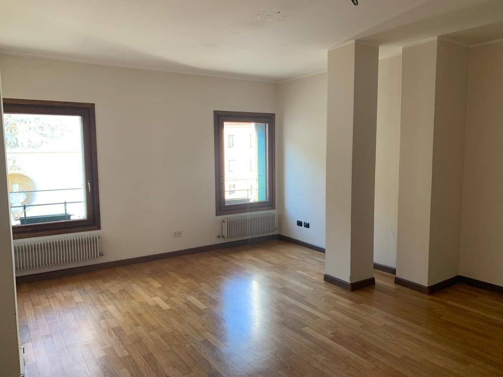 Appartamento in vendita a Belluno, 4 locali, prezzo € 320.000 | PortaleAgenzieImmobiliari.it