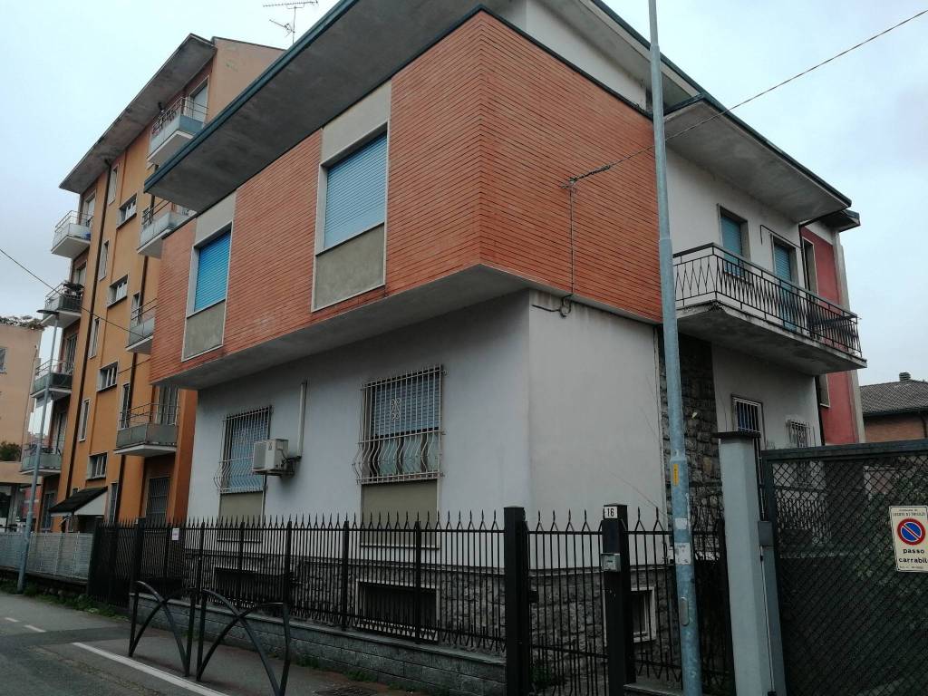Villa in vendita a Locate di Triulzi, 7 locali, prezzo € 340.000 | CambioCasa.it