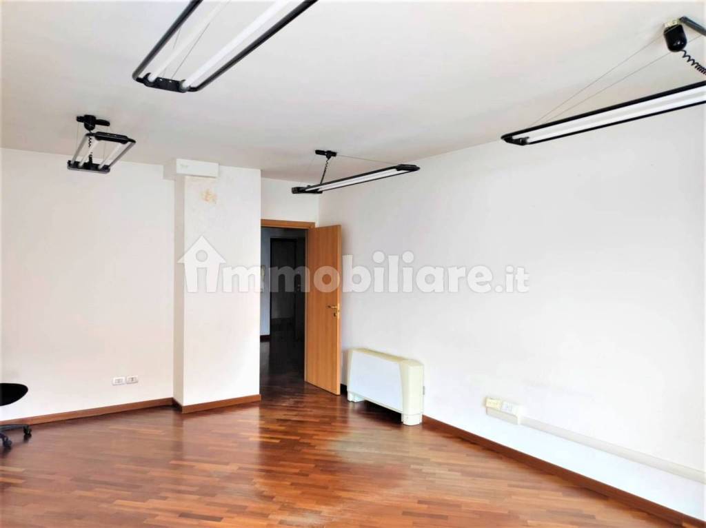 Palazzo / Stabile in affitto a Frosinone, 2 locali, prezzo € 750 | CambioCasa.it