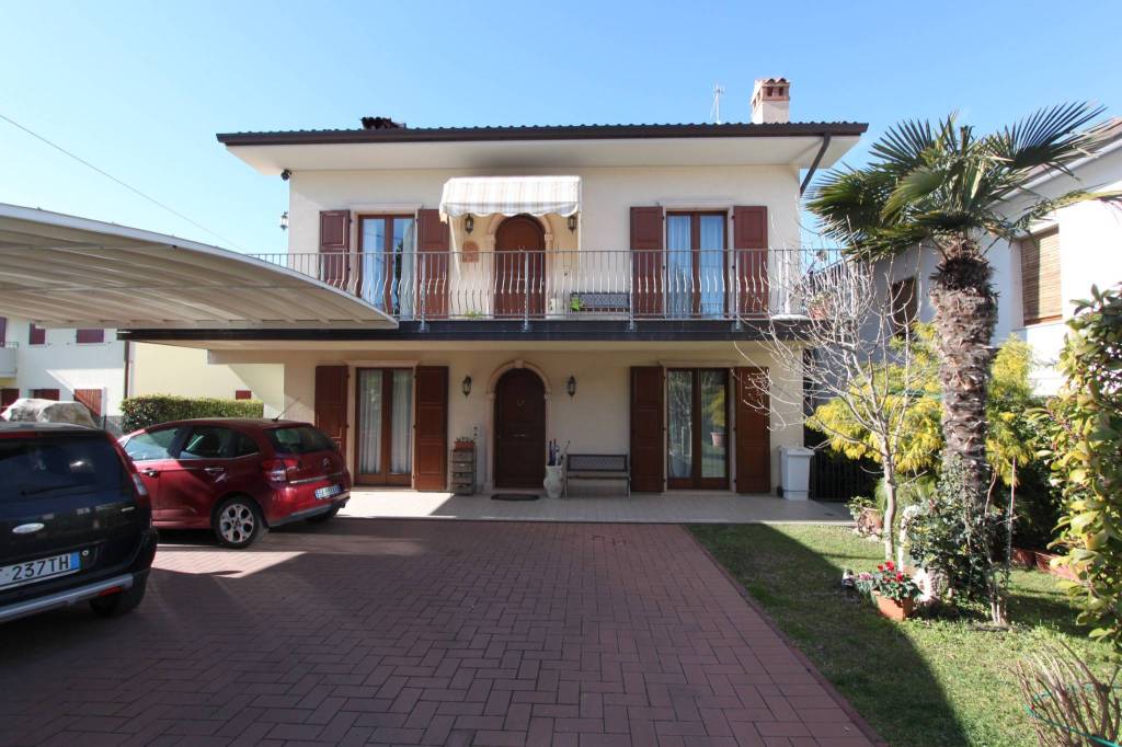 Villa in vendita a Bardolino, 10 locali, Trattative riservate | CambioCasa.it