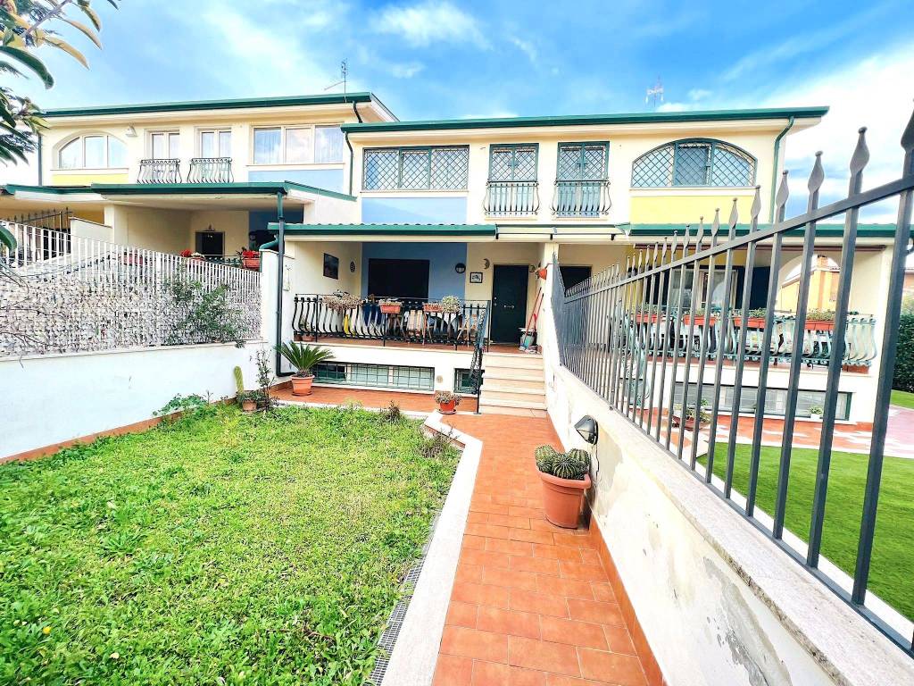 Villa a Schiera in vendita a Roma, 4 locali, zona Zona: 35 . Setteville - Casalone - Acqua Vergine, prezzo € 260.000 | CambioCasa.it