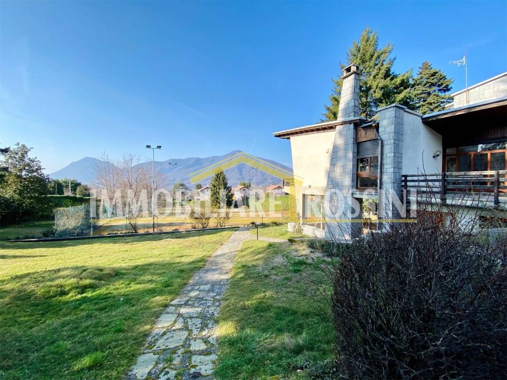 Villa in vendita a Orino, 8 locali, prezzo € 600.000 | PortaleAgenzieImmobiliari.it
