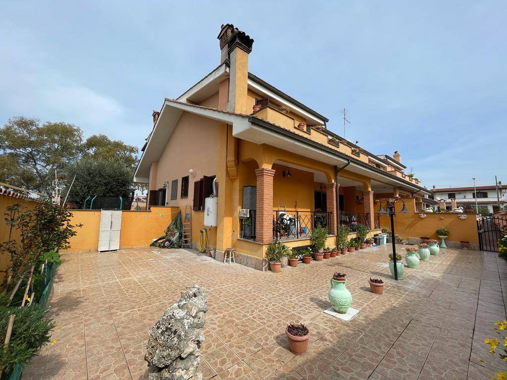 Villa in vendita a Pomezia, 2 locali, prezzo € 195.000 | CambioCasa.it