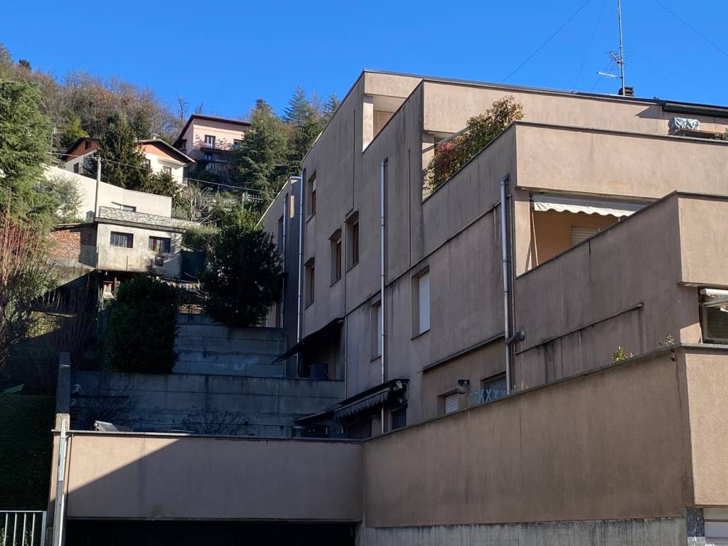 Appartamento in vendita a Como, 3 locali, zona Monte Olimpino - Sagnino - Tavernola, prezzo € 205.000 | PortaleAgenzieImmobiliari.it