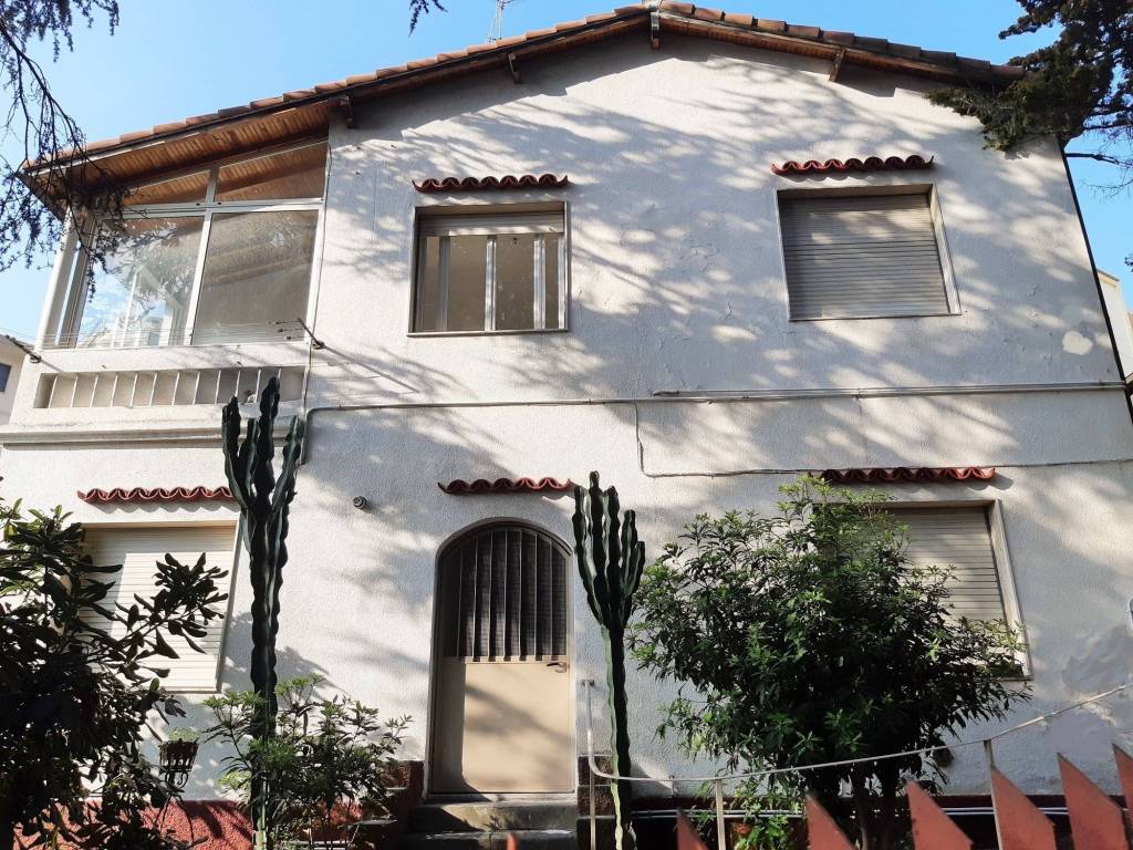 Villa in vendita a Ospedaletti, 8 locali, prezzo € 460.000 | CambioCasa.it