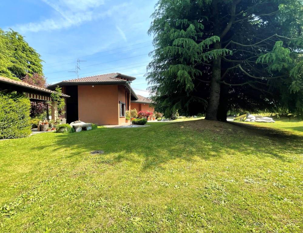 Villa in vendita a Cassina Rizzardi, 6 locali, prezzo € 790.000 | CambioCasa.it