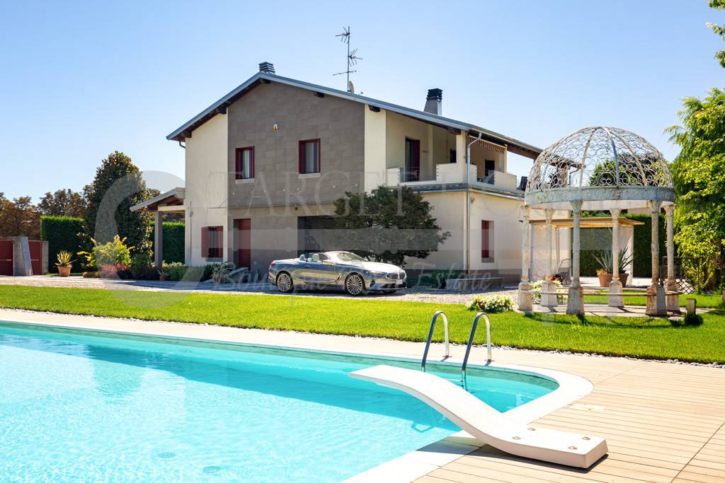 Villa in vendita a Robecco sul Naviglio, 6 locali, prezzo € 795.000 | PortaleAgenzieImmobiliari.it