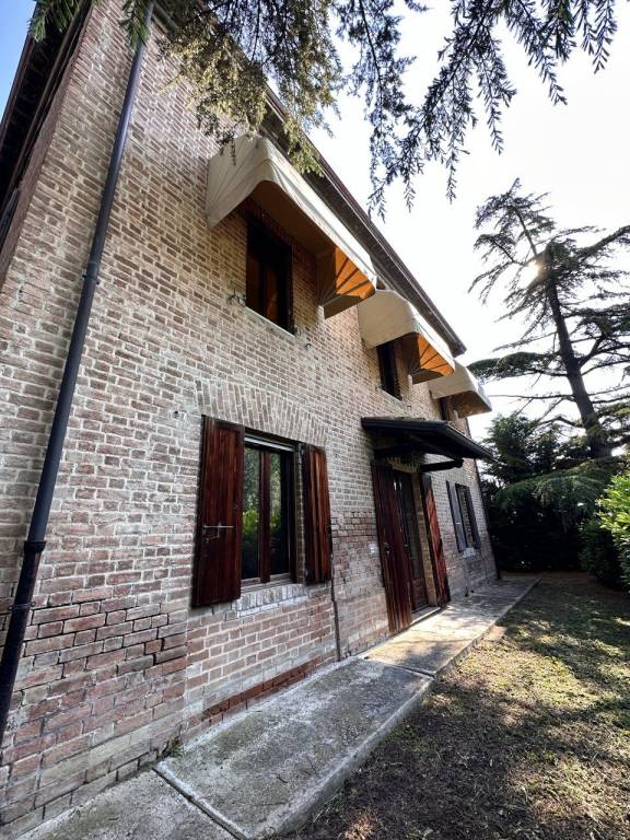 Rustico / Casale in vendita a Noceto, 12 locali, prezzo € 170.000 | PortaleAgenzieImmobiliari.it