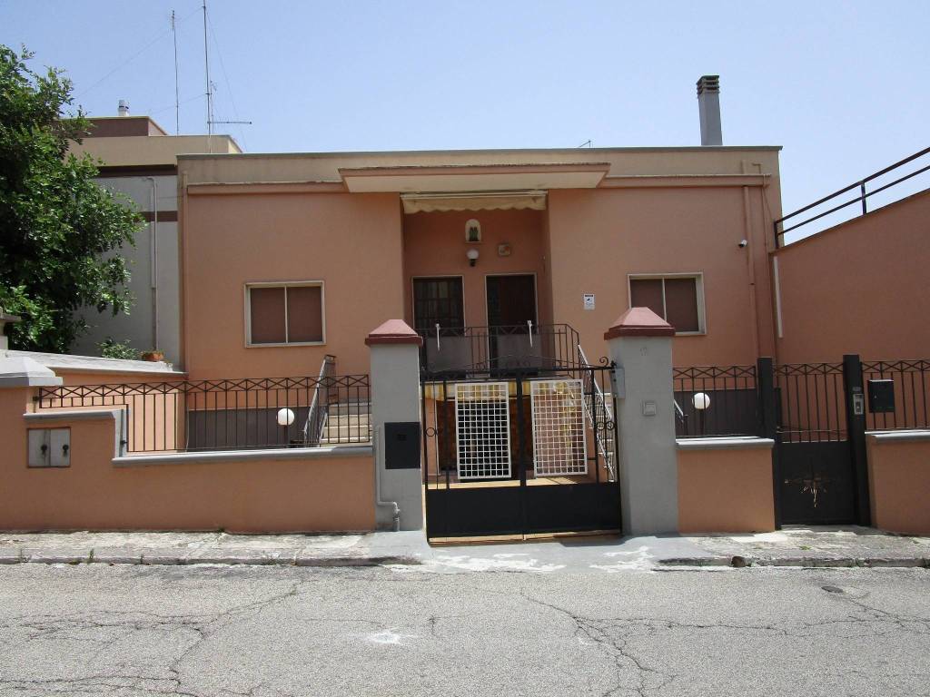 Villa in vendita a Statte, 4 locali, prezzo € 140.000 | CambioCasa.it
