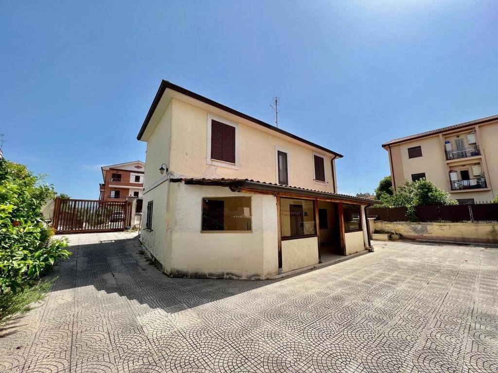 Villa in vendita a Gallicano nel Lazio, 5 locali, prezzo € 149.000 | PortaleAgenzieImmobiliari.it