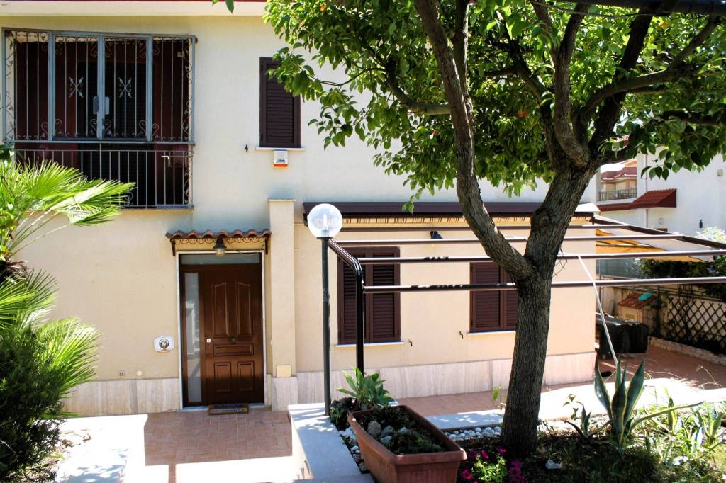 Villa in vendita a Formia, 7 locali, prezzo € 295.000 | PortaleAgenzieImmobiliari.it