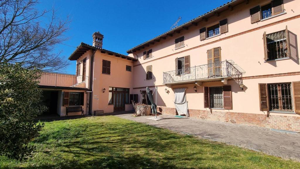 Rustico / Casale in vendita a Bruno, 21 locali, prezzo € 449.000 | PortaleAgenzieImmobiliari.it