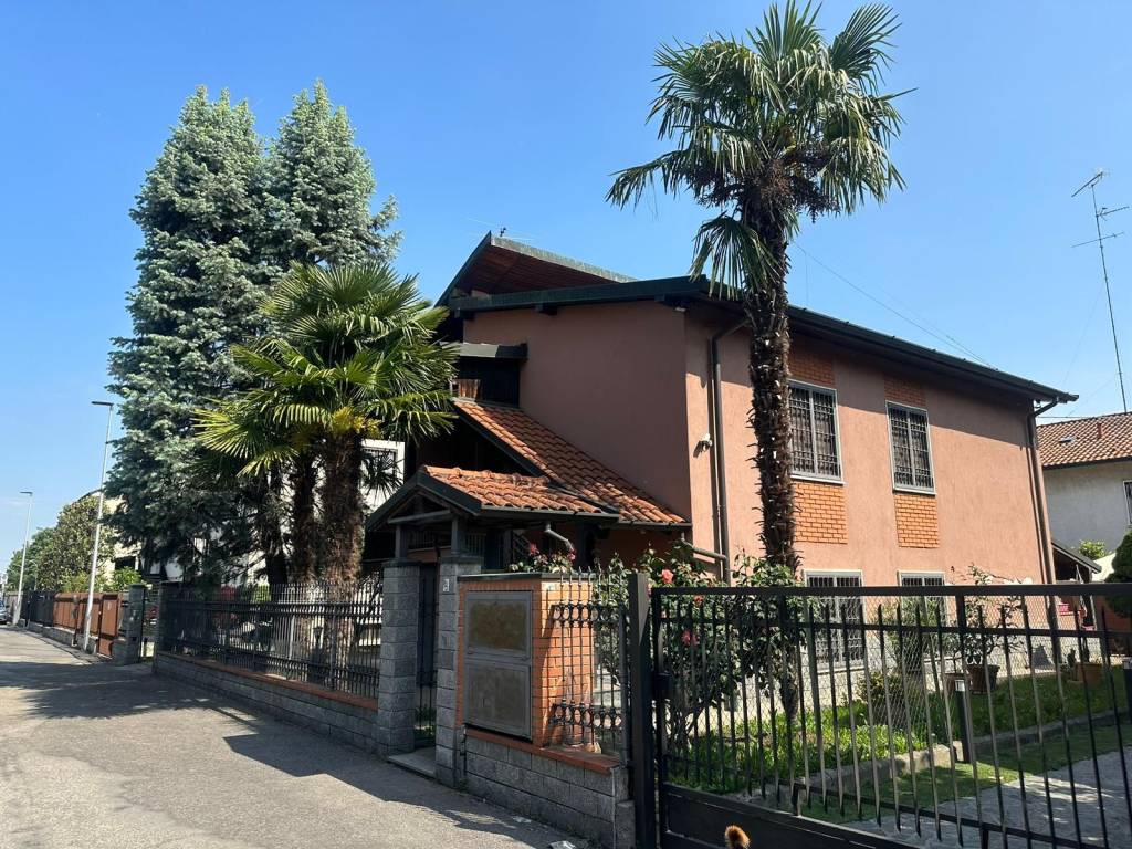 Villa in vendita a Locate di Triulzi, 6 locali, prezzo € 650.000 | CambioCasa.it