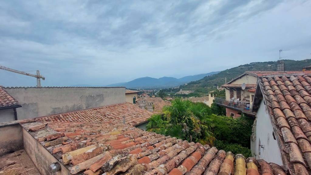 Appartamento in vendita a Spoleto, 7 locali, prezzo € 250.000 | PortaleAgenzieImmobiliari.it