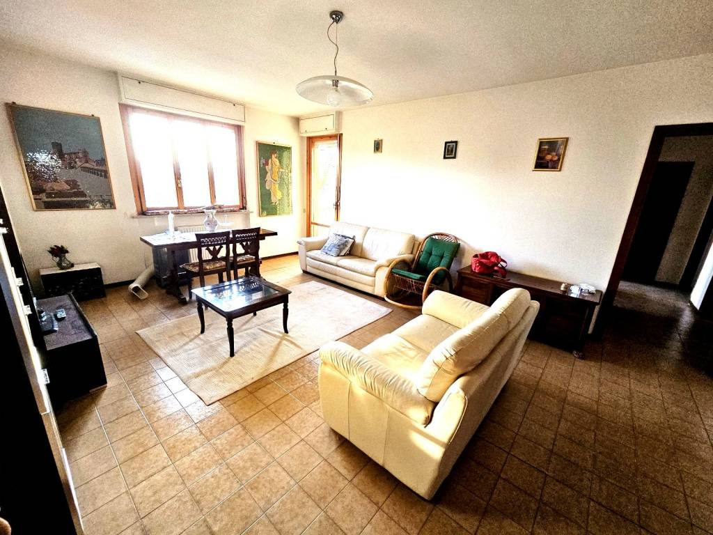 Appartamento in vendita a Spoleto, 5 locali, prezzo € 98.000 | PortaleAgenzieImmobiliari.it