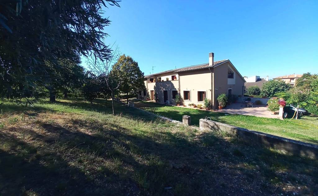 Villa in vendita a Foligno, 11 locali, prezzo € 980.000 | PortaleAgenzieImmobiliari.it
