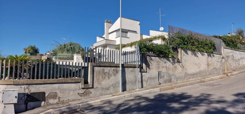 Villa in vendita a Ariccia, 8 locali, prezzo € 560.000 | CambioCasa.it