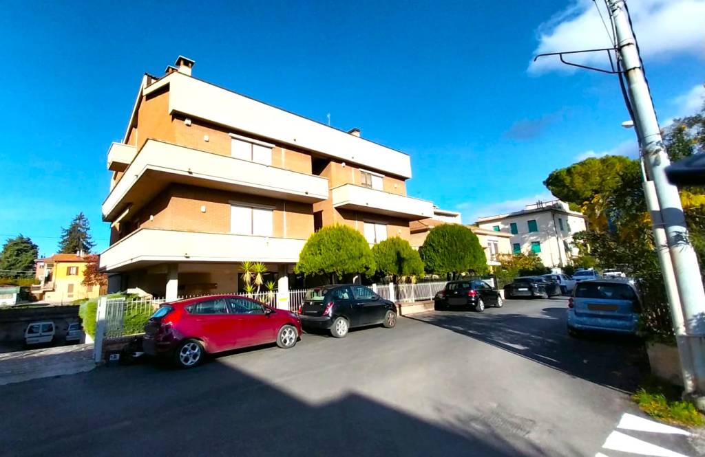 Appartamento in vendita a Foligno, 5 locali, prezzo € 130.000 | PortaleAgenzieImmobiliari.it