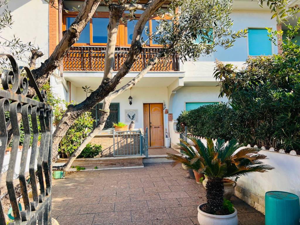 Villa a Schiera in vendita a Pomezia, 5 locali, prezzo € 278.000 | PortaleAgenzieImmobiliari.it