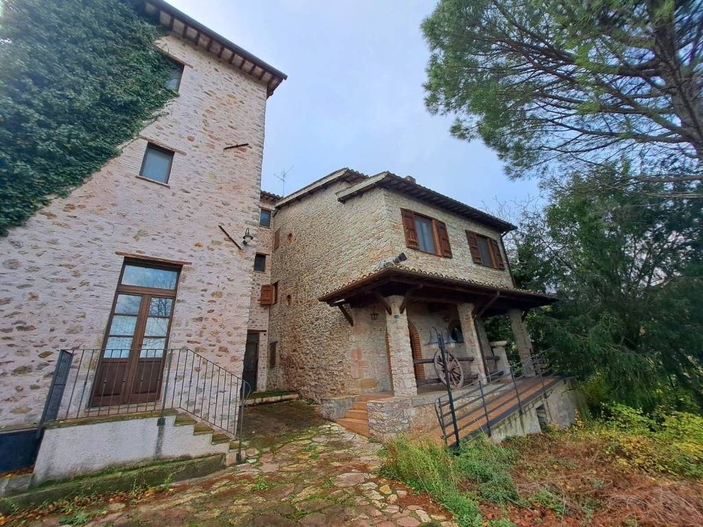 Rustico / Casale in vendita a Spoleto, 15 locali, prezzo € 310.000 | PortaleAgenzieImmobiliari.it