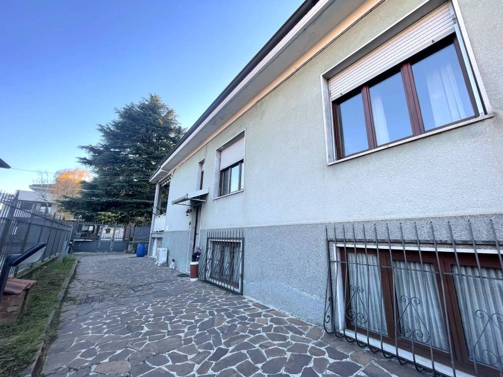 Villa in vendita a Monza, 6 locali, zona San Biagio, Cazzaniga, prezzo € 450.000 | PortaleAgenzieImmobiliari.it