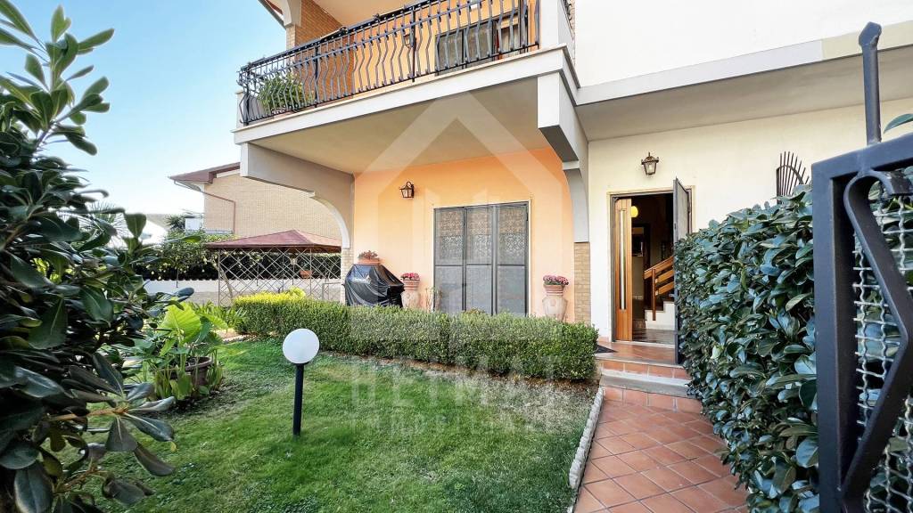 Villa in vendita a Pomezia, 5 locali, prezzo € 390.000 | PortaleAgenzieImmobiliari.it