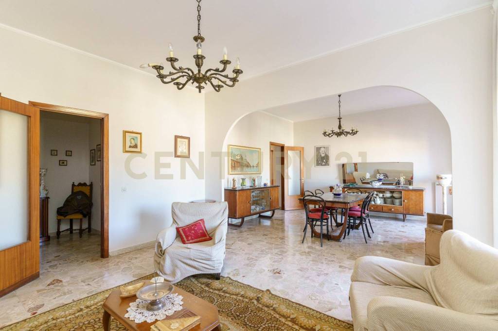 Appartamento in vendita a Giarre, 5 locali, prezzo € 82.000 | PortaleAgenzieImmobiliari.it