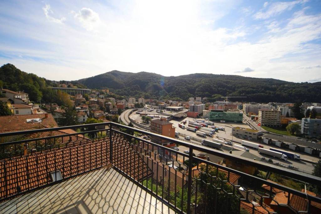 Appartamento in vendita a Como, 3 locali, zona Monte Olimpino - Sagnino - Tavernola, prezzo € 165.000 | PortaleAgenzieImmobiliari.it