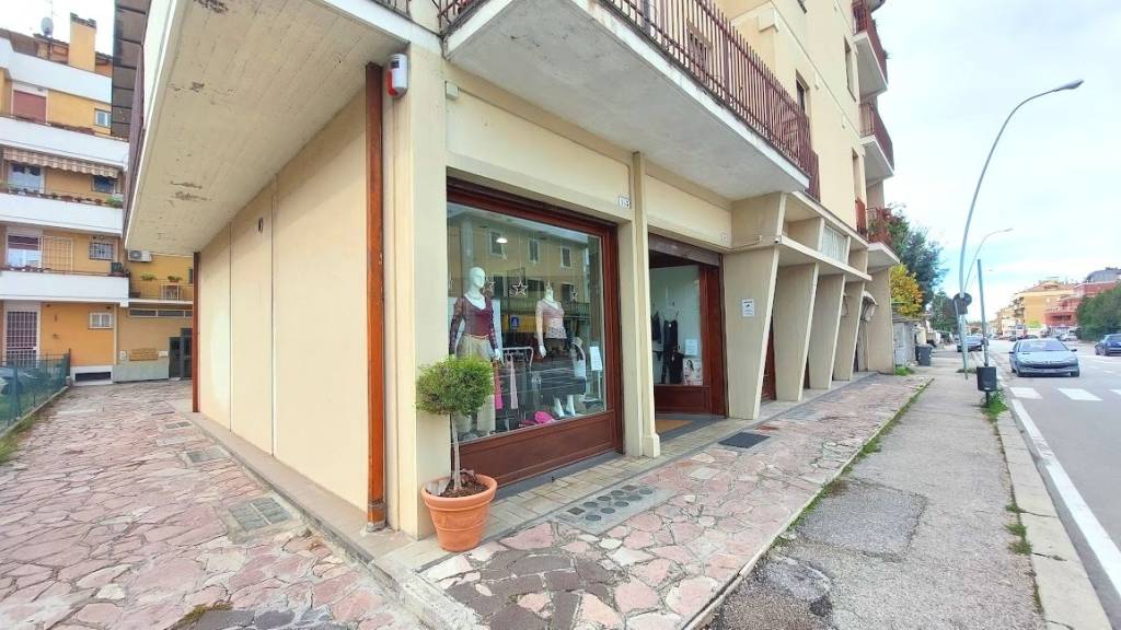 Negozio / Locale in vendita a Spoleto, 2 locali, prezzo € 98.000 | PortaleAgenzieImmobiliari.it