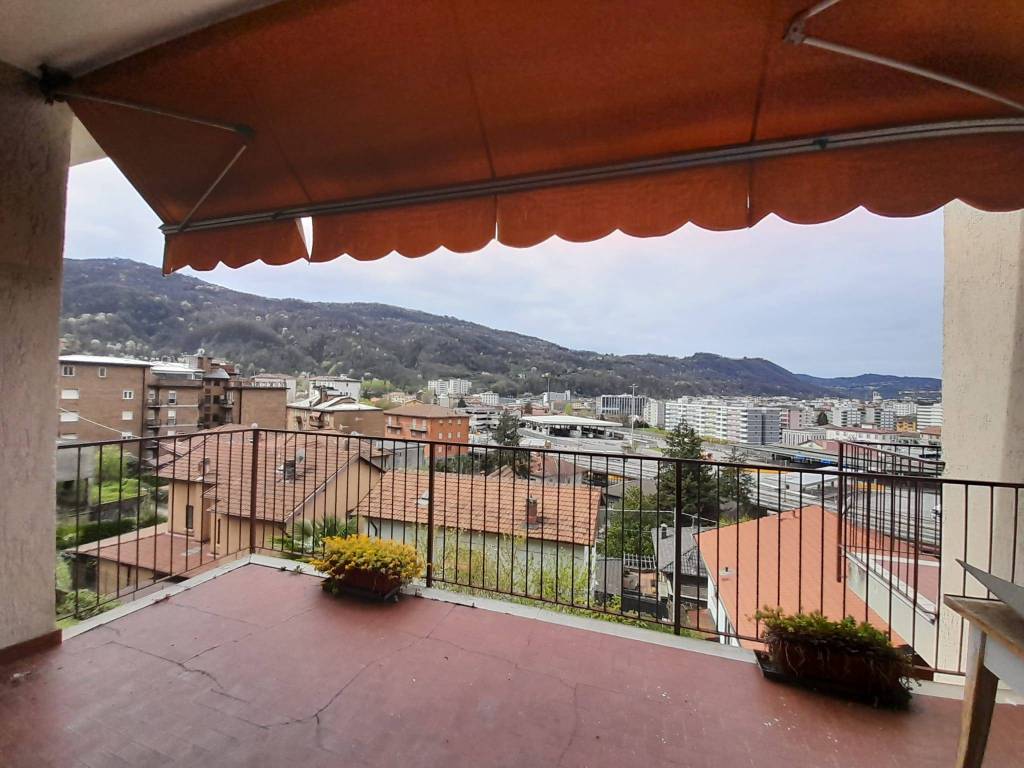 Appartamento in vendita a Como, 3 locali, zona Monte Olimpino - Sagnino - Tavernola, prezzo € 135.000 | PortaleAgenzieImmobiliari.it
