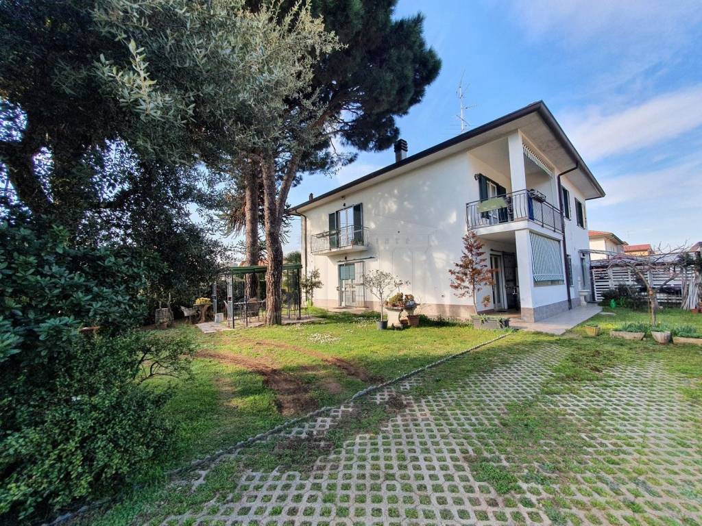 Villa in vendita a Cardano al Campo, 9 locali, prezzo € 348.000 | PortaleAgenzieImmobiliari.it