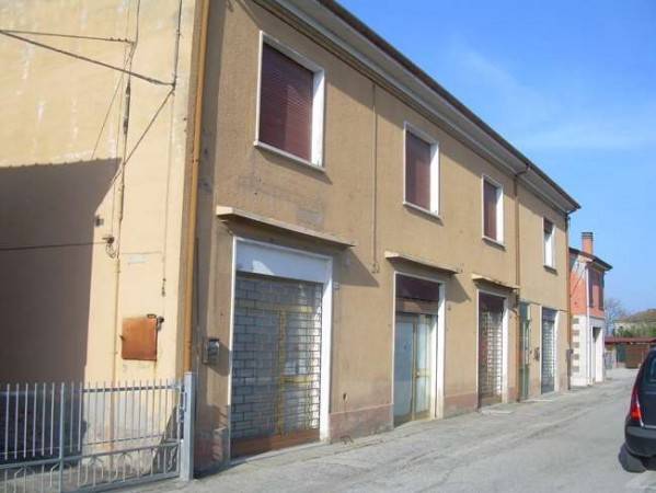 Immobile Commerciale in vendita a Ostellato, 6 locali, prezzo € 241.000 | CambioCasa.it