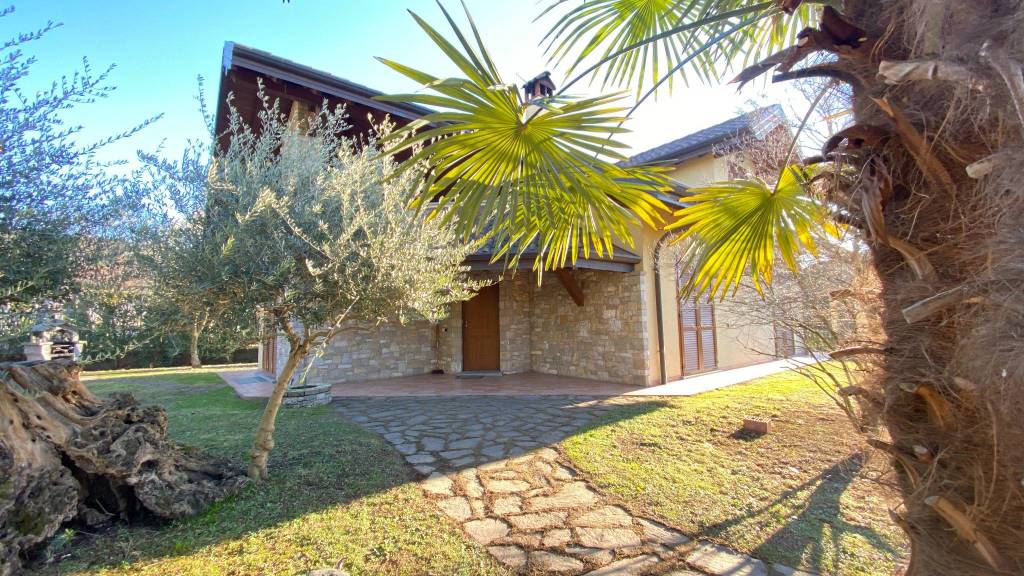 Villa in vendita a Vergiate, 4 locali, prezzo € 550.000 | PortaleAgenzieImmobiliari.it