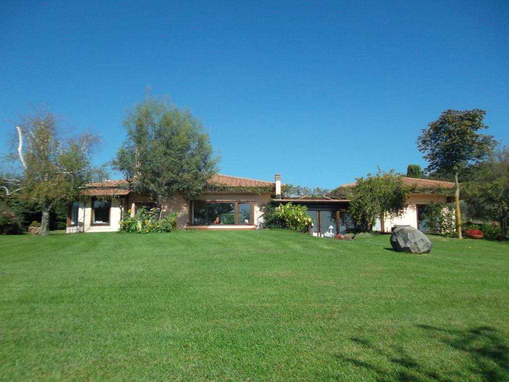 Villa in vendita a Trevignano Romano, 4 locali, prezzo € 850.000 | CambioCasa.it