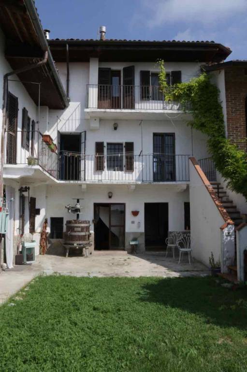 Rustico / Casale in vendita a Cinzano, 7 locali, prezzo € 150.000 | PortaleAgenzieImmobiliari.it