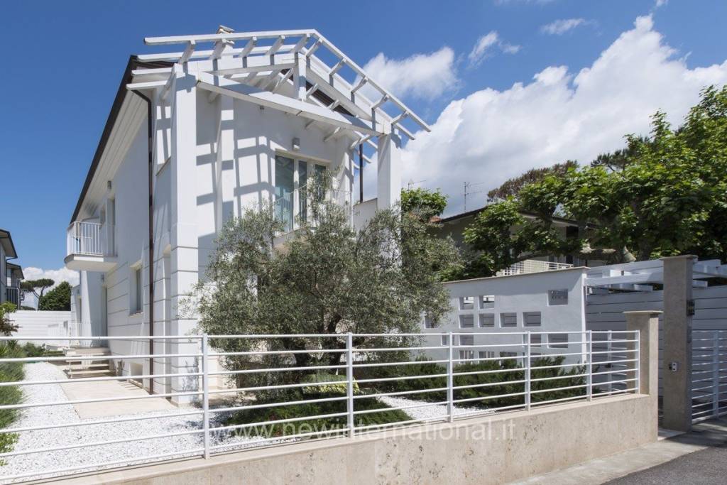 Villa in vendita a Camaiore, 9 locali, Trattative riservate | PortaleAgenzieImmobiliari.it