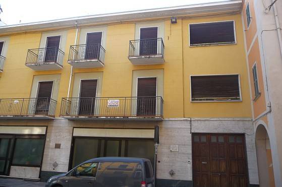 Palazzo / Stabile in vendita a Gattinara, 6 locali, prezzo € 190.000 | PortaleAgenzieImmobiliari.it