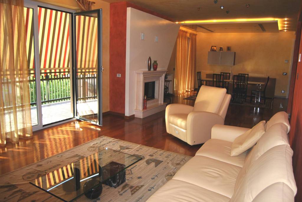 Villa in vendita a Alba, 8 locali, Trattative riservate | PortaleAgenzieImmobiliari.it
