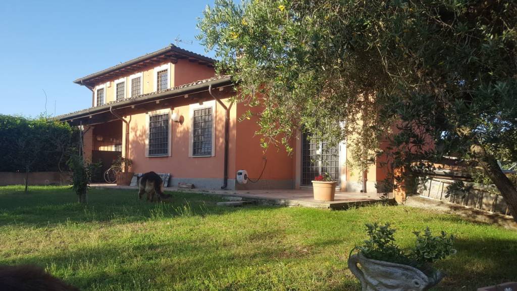 Villa in vendita a Formello, 8 locali, prezzo € 450.000 | CambioCasa.it