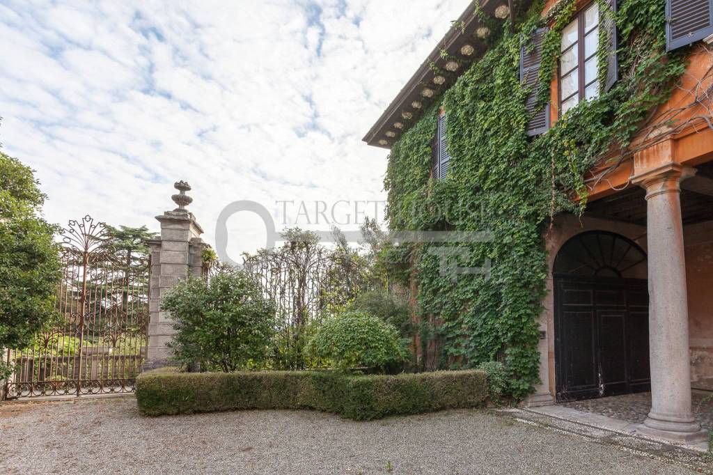 Palazzo / Stabile in vendita a Daverio, 6 locali, Trattative riservate | PortaleAgenzieImmobiliari.it