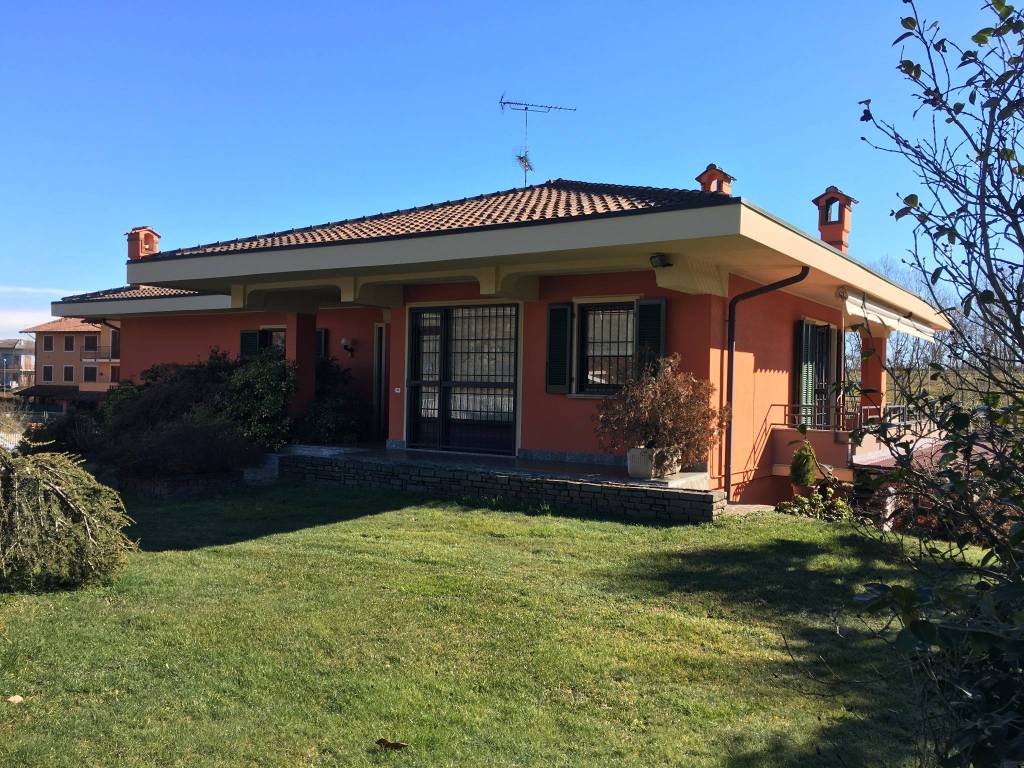 Villa in vendita a Bogogno, 6 locali, prezzo € 480.000 | PortaleAgenzieImmobiliari.it