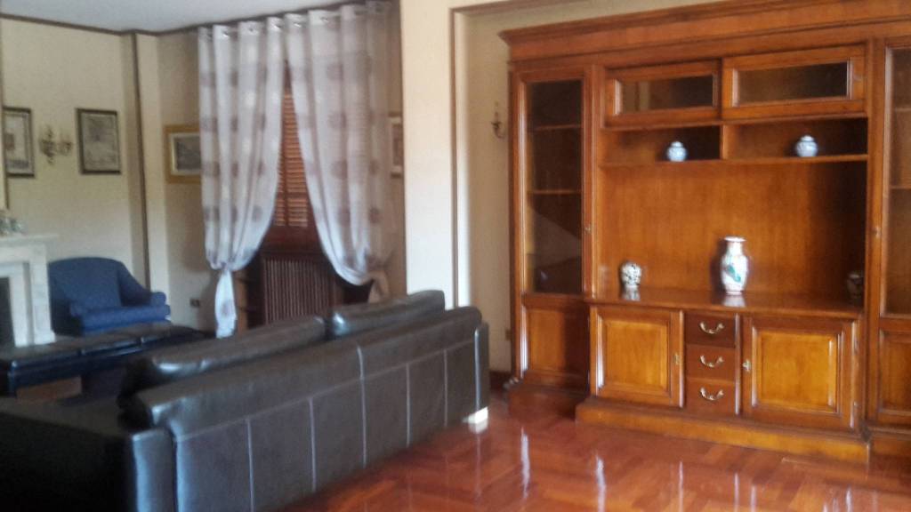 Villa in affitto a Frosinone, 5 locali, prezzo € 1.000 | CambioCasa.it