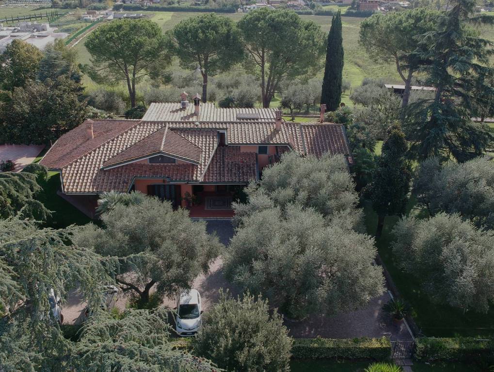 Villa in vendita a Monterotondo, 9 locali, Trattative riservate | CambioCasa.it