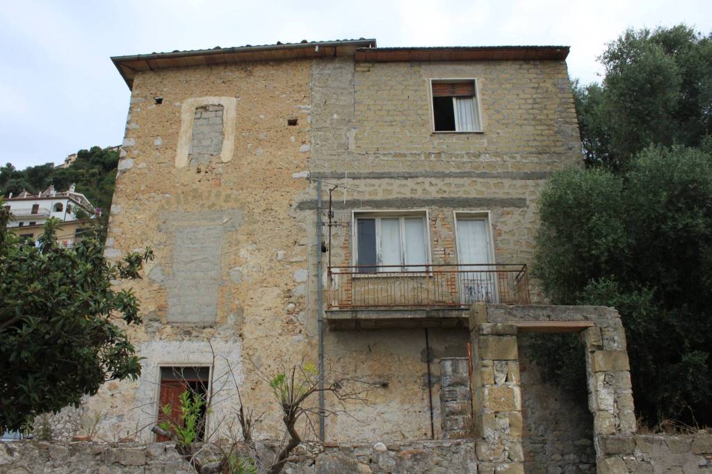 Palazzo / Stabile in Vendita a Monte San Biagio