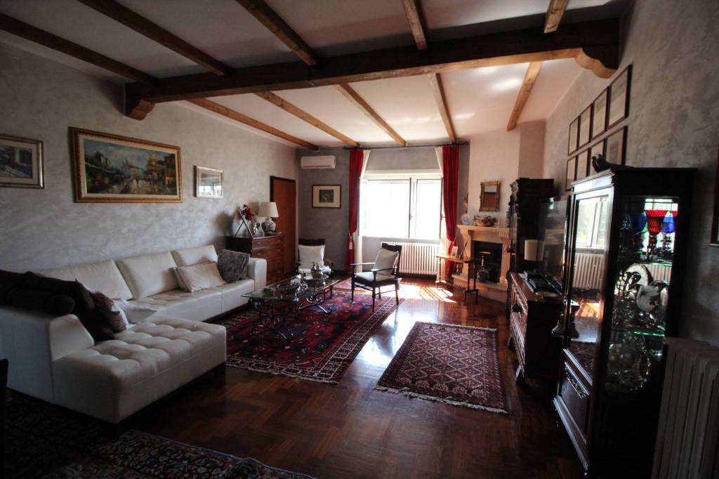 Villa in vendita a Anguillara Sabazia, 6 locali, prezzo € 299.000 | CambioCasa.it