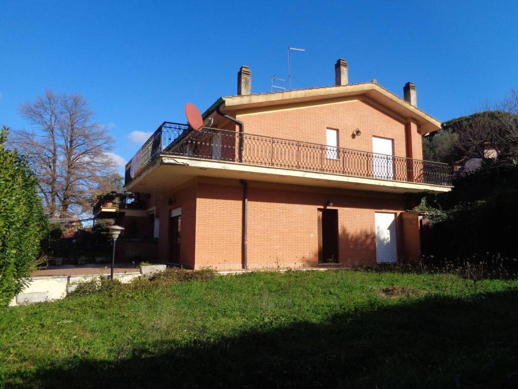 Villa in vendita a Manziana, 6 locali, prezzo € 265.000 | CambioCasa.it